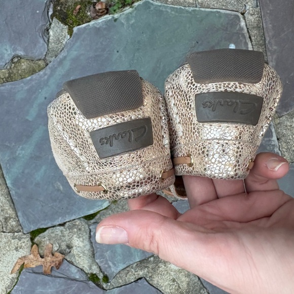 Clarks Gold Textured Loafers with Bow - Picture 3 of 6